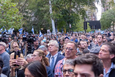 Téléchargez les photos : Rassemblement et veillée à New York pour se tenir aux côtés d'Israël après l'attaque du Hamas. 10 octobre 2023, New York, New York, États-Unis : Des milliers de personnes assistent à une veillée et à un rassemblement de New York Stands With Israel le 10 octobre 2023 à New York. - en image libre de droit