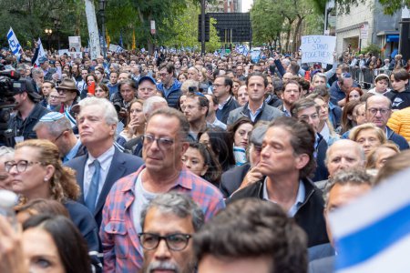 Photo for Rally And Vigil Held In New York City To Stand With Israel After Hamas Attack. October 10, 2023, New York, New York, USA: Thousands attend a New York Stands With Israe vigil and rally on October 10, 2023 in New York City. - Royalty Free Image
