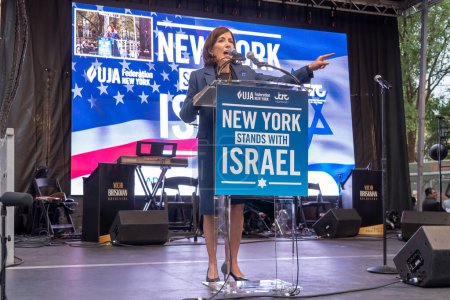 Téléchargez les photos : Rassemblement et veillée à New York pour se tenir aux côtés d'Israël après l'attaque du Hamas. 10 octobre 2023, New York, New York, États-Unis : Kathy Hochul, gouverneur de l'État de New York, prend la parole lors d'une veillée et d'un rassemblement de New York Stands With Israel le 10 octobre 2023 - en image libre de droit