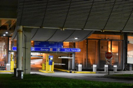 Foto de Dos policías de Filadelfia fueron baleados en el estacionamiento de la terminal D del Aeropuerto Internacional de Filadelfia después de que intentaron detener un allanamiento. 12 de octubre de 2023, Philadelphia, Pennsylvania, EE.UU. - Imagen libre de derechos