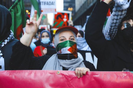 Foto de Palestinos protestan desde Times Square hasta el consulado israelí. 13 de octubre de 2023, Nueva York, Estados Unidos: Manifestantes palestinos marchan desde Times Square a la sede de las Naciones Unidas para protestar contra los ataques israelíes contra los palestinos - Imagen libre de derechos