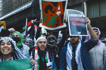 Foto de Palestinos protestan desde Times Square hasta el consulado israelí. 13 de octubre de 2023, Nueva York, Estados Unidos: Manifestantes palestinos marchan desde Times Square a la sede de las Naciones Unidas para protestar contra los ataques israelíes contra los palestinos - Imagen libre de derechos