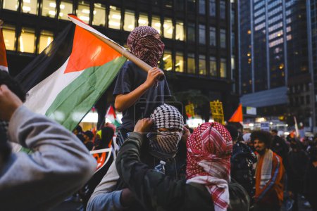 Téléchargez les photos : Manifestation palestinienne De Times Square au consulat israélien. 13 octobre 2023, New York, États-Unis : Des manifestants palestiniens défilent de Times Square au Siège des Nations Unies pour protester contre les attaques israéliennes contre les Palestiniens - en image libre de droit
