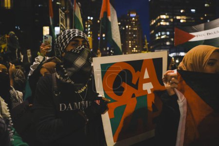 Téléchargez les photos : Manifestation palestinienne De Times Square au consulat israélien. 13 octobre 2023, New York, États-Unis : Des manifestants palestiniens défilent de Times Square au Siège des Nations Unies pour protester contre les attaques israéliennes contre les Palestiniens - en image libre de droit