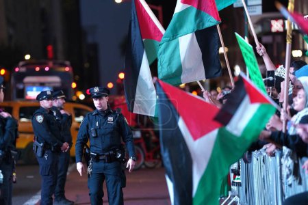 Foto de Rally Pro Palestina en Times Square. 13 de octubre, Nueva York, Estados Unidos: En el centro de la ciudad de Nueva York, manifestantes y contramanifestantes pro-palestinos se reunieron en Times Square para una animada manifestación. - Imagen libre de derechos