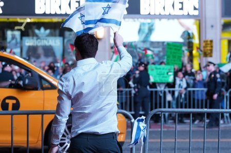 Téléchargez les photos : Rassemblement pro palestinien à Times Square. 13 octobre, New York, USA : A Midtown New York, manifestants pro-palestiniens et contre-manifestants ont convergé sur Times Square pour un rassemblement animé. - en image libre de droit