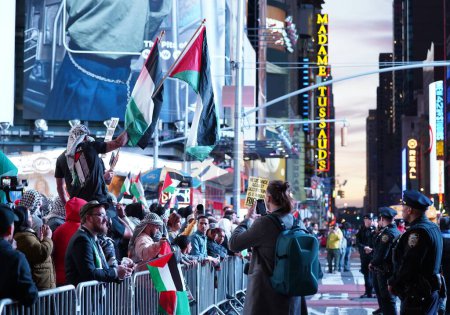 Foto de (NEW) Manifestación Pro Palestina en Times Square. 13 de octubre, Nueva York, Estados Unidos: En el centro de la ciudad de Nueva York, manifestantes y contramanifestantes pro-palestinos se reunieron en Times Square para una animada manifestación. En particular, la protesta se mantuvo en gran medida pacífica, permisible - Imagen libre de derechos