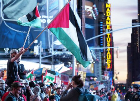 Foto de Rally Pro Palestina en Times Square. 13 de octubre, Nueva York, Estados Unidos: En el centro de la ciudad de Nueva York, manifestantes y contramanifestantes pro-palestinos se reunieron en Times Square para una animada manifestación. - Imagen libre de derechos