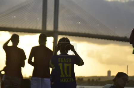 Téléchargez les photos : Natal (RN), 14 / 10 / 2023 - Potiguares se réunissent aux points stratégiques partout pour observer l "éclipse solaire annulaire. La capitale du Rio Grande do Norte a été l'une des principales villes du pays à observer le phénomène - en image libre de droit