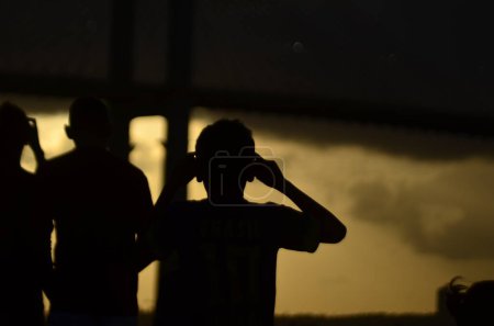 Foto de Natal (RN), 14 / 10 / 2023 - Potiguares se reúnen en puntos estratégicos para observar el Eclipse Solar Anular. La capital de Rio Grande do Norte fue una de las principales ciudades del país en observar el fenómeno - Imagen libre de derechos