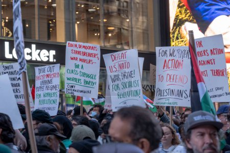 Foto de Activistas pro-palestinos se reúnen para un día de acción. 13 de octubre de 2023, Nueva York, Nueva York, Estados Unidos: Manifestantes pro-palestinos, apoyados por el capítulo de Nueva York de los Socialistas Demócratas (DSA), sostienen pancartas y banderas - Imagen libre de derechos
