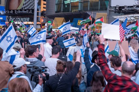 Foto de Activistas pro-palestinos se reúnen para un día de acción. 13 de octubre de 2023, Nueva York, Nueva York, Estados Unidos: Contramanifestantes pro-Israel sostienen pancartas y banderas durante una protesta palestina de un Día de Acción en Times Square el 13 de octubre de 2023 en la ciudad de Nueva York - Imagen libre de derechos