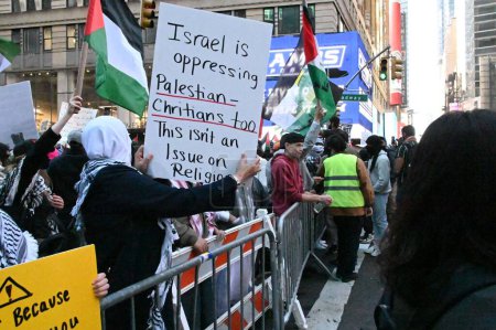 Téléchargez les photos : Manifestants et partisans palestiniens protestant contre l'occupation des terres palestiniennes par Israël. 13 octobre 2023, New York, New York, États-Unis Des centaines de manifestants et de sympathisants palestiniens sont descendus sur la place du Temps - en image libre de droit