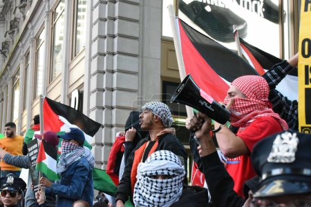 Foto de Manifestantes y simpatizantes palestinos protestando por la ocupación de tierras palestinas por Israel. 13 de octubre de 2023, Ciudad de Nueva York, Nueva York, Estados Unidos Cientos de manifestantes y simpatizantes en su mayoría palestinos descendieron a Time Square - Imagen libre de derechos