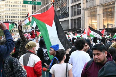 Téléchargez les photos : Manifestants et partisans palestiniens protestant contre l'occupation des terres palestiniennes par Israël. 13 octobre 2023, New York, New York, États-Unis Des centaines de manifestants et de sympathisants palestiniens sont descendus sur la place du Temps - en image libre de droit