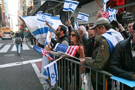 Foto de Manifestantes y simpatizantes palestinos protestando por la ocupación de tierras palestinas por Israel. 13 de octubre de 2023, Ciudad de Nueva York, Nueva York, Estados Unidos Cientos de manifestantes y simpatizantes en su mayoría palestinos descendieron a Time Square - Imagen libre de derechos