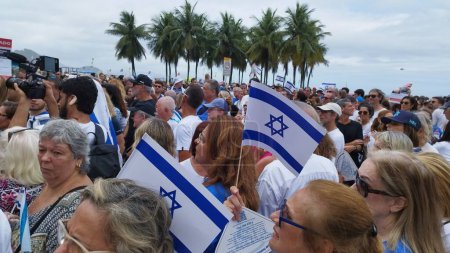 Photo for Rio de Janeiro, Brazil 10/15/2023 - The Israeli Federation of the State of Rio de Janeiro promoted this Sunday afternoon (15) an act in Defense of the state of Israel that brought together around 3000 people on Praia de Copacabana - Royalty Free Image