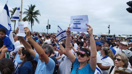 Téléchargez les photos : Rio de Janeiro, Brésil 10 / 15 / 2023 - La Fédération Israélienne de l'Etat de Rio de Janeiro a promu ce dimanche après-midi (15) un acte de défense de l'Etat d'Israël qui a réuni environ 3000 personnes sur la Praia de Copacabana - en image libre de droit