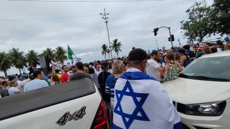 Téléchargez les photos : Rio de Janeiro, Brésil 10 / 15 / 2023 - La Fédération Israélienne de l'Etat de Rio de Janeiro a promu ce dimanche après-midi (15) un acte de défense de l'Etat d'Israël qui a réuni environ 3000 personnes sur la Praia de Copacabana - en image libre de droit