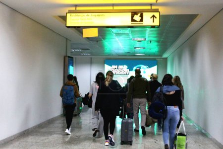 Téléchargez les photos : CURITIBA, Brésil 10 / 18 / 2023 - Grand mouvement de passagers à l'aéroport d'Afonso Pena ce mercredi matin (18). - en image libre de droit