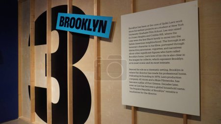 Téléchargez les photos : Exposition de Spike Lee au Brooklyn Museum. 07 octobre 2023, Brooklyn, New York, USA : Le légendaire cinéaste Spike Lee expose quatre décennies de son impact dans le cinéma, la musique, les sports et les droits civiques, au Brooklyn Museum. - en image libre de droit