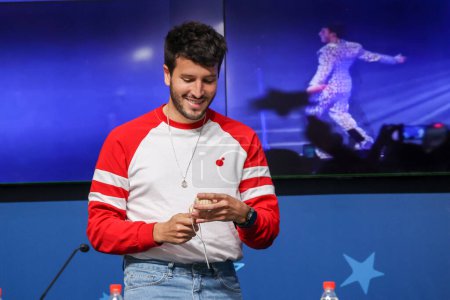 Photo for SANTIAGO (Chile), 10/19/2023 - Colombian Sebastian Yatra, star of the opening ceremony of the 2023 Pan American Games, together with Neven Ilic - President of the Pan American Sports Organization - Royalty Free Image