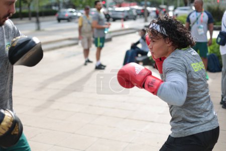 Téléchargez les photos : Santiago (Chili), 19 / 10 / 2023 L'athlète de boxe Beatriz Ferreira (60 kg) s'entraîne à l'extérieur sur une place, ce jeudi 19 octobre 2023. - en image libre de droit