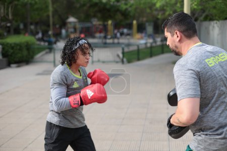 Foto de Santiago (Chile), 19 / 10 / 2023 La atleta de boxeo Beatriz Ferreira (60 kg) entrena al aire libre en una plaza, este jueves, 19 de octubre de 2023. - Imagen libre de derechos