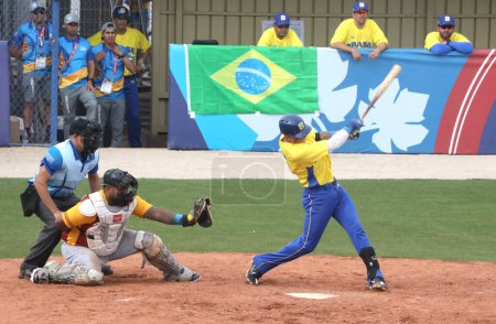 Téléchargez les photos : Baseball Entre le Brésil et le Venezuela. 19 octobre 2023, Santiago, Chili : Le Brésil bat le Venezuela 3-1 dans le match de baseball au stade Cerrillos lors des Jeux panaméricains de 2023 à Santiago, Chili - en image libre de droit