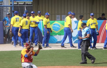 Foto de Béisbol entre Brasil y Venezuela. 19 de octubre de 2023, Santiago, Chile: Brasil derrotó a Venezuela 3-1 en el partido de béisbol en el Estadio Cerrillos durante los Juegos Panamericanos de 2023 en Santiago, Chile - Imagen libre de derechos