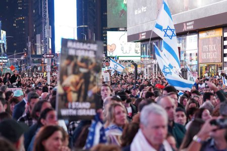 Foto de Reunión del Consejo Israelí Americano en Times Square. 19 de octubre de 2023, Times Square, Nueva York, Estados Unidos: El mitin del Consejo Israelí Americano celebrado en Times Square, Manhattan, Esta reunión se llevó a cabo para expresar sus quejas a todos ". Llévalos a casa ahora" - Imagen libre de derechos