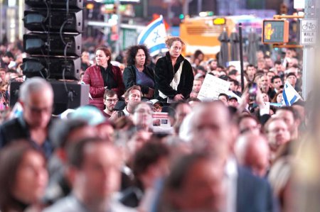 Foto de Reunión del Consejo Israelí Americano en Times Square. 19 de octubre de 2023, Times Square, Nueva York, Estados Unidos: El mitin del Consejo Israelí Americano celebrado en Times Square, Manhattan, Esta reunión se llevó a cabo para expresar sus quejas a todos ". Llévalos a casa ahora" - Imagen libre de derechos