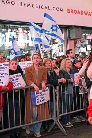 Téléchargez les photos : La violente dispute foncière dans le conflit entre Palestiniens et Israéliens. 19 octobre 2023, New York, New York, États-Unis Des centaines de manifestants et de sympathisants israéliens sont descendus sur la place du Père Duffy entre les 46e et 47e rues - en image libre de droit