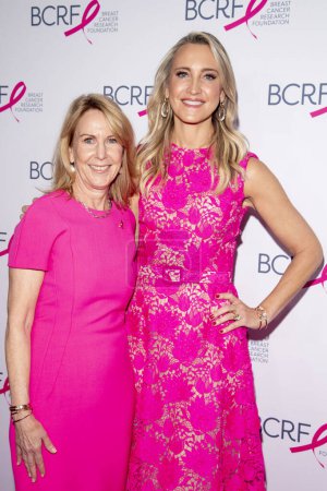 Téléchargez les photos : 20 octobre 2023 - New York, États-Unis : Donna McKay, présidente et chef de la direction de la BCRF, et Kinga Lambert assistent au symposium de la Breast Cancer Research Foundation (BCRF) à New York ; Déjeuner de remise des prix - en image libre de droit