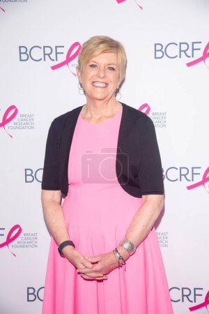 Téléchargez les photos : 20 octobre 2023 - New York, États-Unis : Anne Thompson assiste au Symposium & amp de la Breast Cancer Research Foundation (BCRF) à New York ; Déjeuner de remise des prix - en image libre de droit