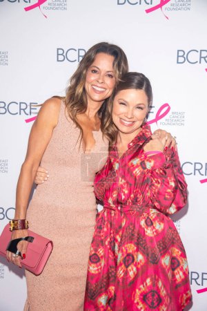 Téléchargez les photos : 20 octobre 2023 - New York, États-Unis : Brooke Burke et Gretta Monahan assistent au symposium New York & amp de la Breast Cancer Research Foundation (BCRF) ; Déjeuner de remise des prix - en image libre de droit