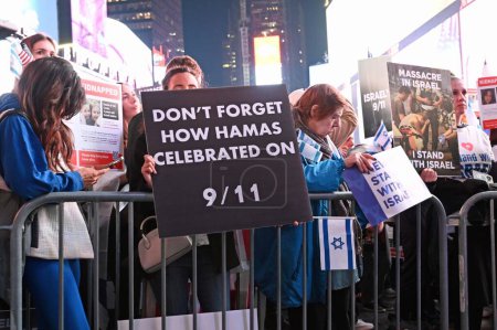 Foto de 19 de octubre de 2023 - Nueva York, Estados Unidos: La violenta disputa de tierras en el conflicto entre palestinos e israelíes. Cientos de manifestantes y simpatizantes israelíes descendieron en la Plaza del Padre Duffy entre las calles 46 y 47 - Imagen libre de derechos