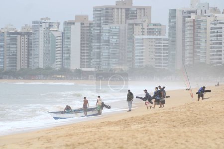 Foto de VILA VELHA (ES), Brasil - 21 / 10 / 2023: El clima nublado y lluvioso mantiene a los bañistas alejados de la playa de Itapua en Vila Velha ES este sábado - Imagen libre de derechos