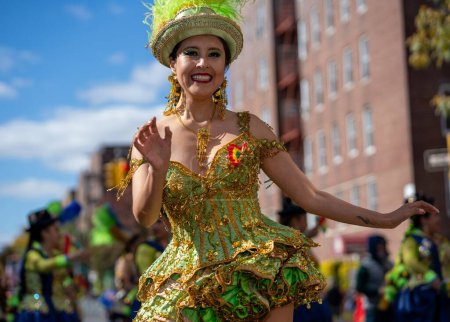 Foto de 22 de octubre de 2023 - Queens, Nueva York, Estados Unidos: El Desfile Boliviano de Queens NYC 2023. El Desfile de Reinas Bolivianas NYC 2023 es un vibrante evento comunitario que muestra la cultura boliviana y honra los logros de los bolivianos. - Imagen libre de derechos
