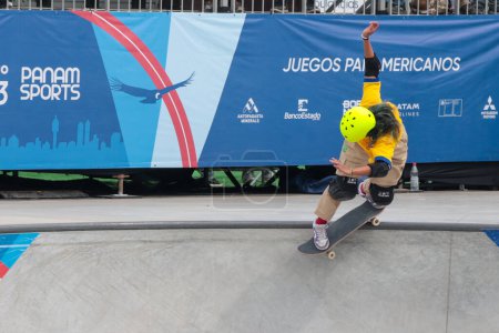 Téléchargez les photos : Santiago, Chili - 22 / 10 / 2023 : La finale de la modalité du skate park féminin a été défendue par le Canada, suivie par l'argent du Brésil et le bronze des États-Unis. Raicca Ventura remporte la médaille d'argent au Skate Park de Santiago - en image libre de droit