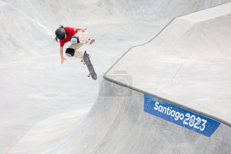 Téléchargez les photos : Santiago, Chili - 22 / 10 / 2023 : La finale de la modalité du skate park féminin a été défendue par le Canada, suivie par l'argent du Brésil et le bronze des États-Unis. Raicca Ventura remporte la médaille d'argent au Skate Park de Santiago - en image libre de droit