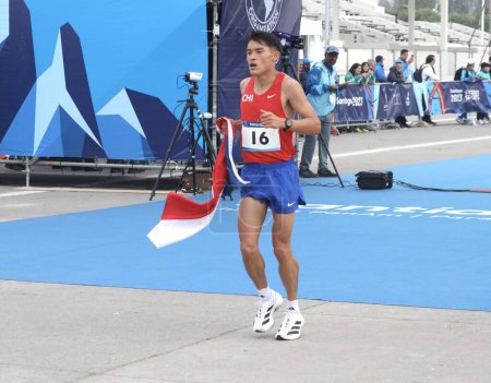 Téléchargez les photos : SANTIAGO (Chili), 22 / 10 / 2023 - Le marathon masculin de 42,2 km des Jeux panaméricains se déroule à Higgins Park, à Santiago, Chili. La course a été remportée par le péruvien Cristhian Pacheco, champion en titre, Hugo Catrileo du Chili est arrivé deuxième - en image libre de droit