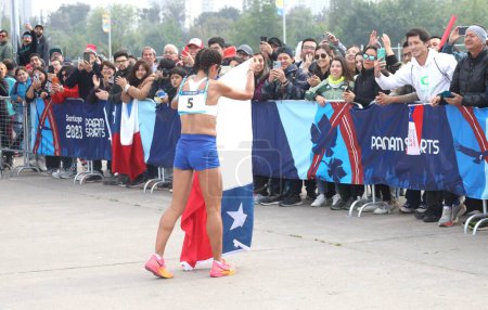 Téléchargez les photos : Femmes 42,2 KM Marathon Race of Pan American Games. 22 octobre, Santiago, Chili : La course de marathon féminine de 42,2 km des Jeux panaméricains qui se déroule au parc Higgins à Santiago, Chili, a été remportée par Citlali Cristian du Mexique - en image libre de droit