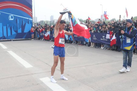Téléchargez les photos : SANTIAGO (Chili), 22 / 10 / 2023 - Le marathon masculin de 42,2 km des Jeux panaméricains se déroule à Higgins Park, à Santiago, Chili. La course a été remportée par le péruvien Cristhian Pacheco, champion en titre, Hugo Catrileo du Chili est arrivé deuxième - en image libre de droit