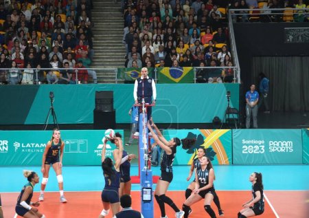 Téléchargez les photos : SANTIAGO (Chili), 22 / 10 / 2023 - Match de volleyball féminin entre le Brésil et l'Argentine à l'aréna Higgins Park, lors des Jeux panaméricains de 2023 à Santiago, Chili. Le Brésil a gagné 3-0. - en image libre de droit