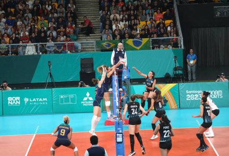 Foto de SANTIAGO (Chile), 22 / 10 / 2023 - Partido de voleibol femenino entre Brasil y Argentina en el Higgins Park Arena, durante los Juegos Panamericanos de 2023 en Santiago, Chile. Brasil ganó 3-0. - Imagen libre de derechos
