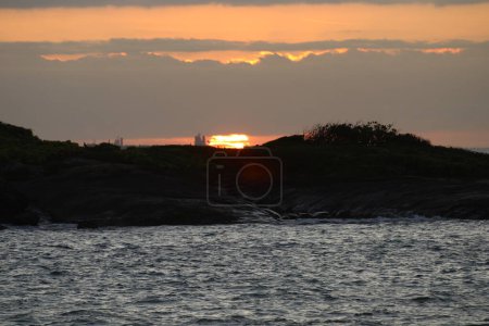 Téléchargez les photos : VILA VELHA (ES) 24 / 10 / 2023 : Coucher de soleil à la plage d'Itapua dans la ville de Vila Velha Es. - en image libre de droit