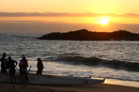 Foto de VILA VELHA (ES) 24 / 10 / 2023: Playa de Itapua en la ciudad de Vila Velha Es, bañistas y residentes aprovecharon la oportunidad para ir en canoa. - Imagen libre de derechos