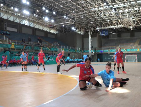 Téléchargez les photos : Vina del Mar (CHL), 24 / 10 / 2023 : Cuba, Uruguay - Les équipes féminines de handball de Cuba et d'Uruguay se sont affrontées dans le groupe B au 1er tour des qualifications, qui a encore le Brésil et le Paraguay face à face bientôt. - en image libre de droit