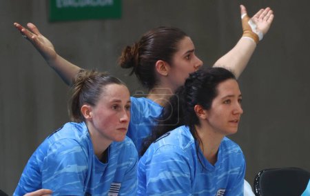 Téléchargez les photos : Vina del Mar (CHL), 24 / 10 / 2023 : Cuba, Uruguay - Les équipes féminines de handball de Cuba et d'Uruguay se sont affrontées dans le groupe B au 1er tour des qualifications, qui a encore le Brésil et le Paraguay face à face bientôt. - en image libre de droit